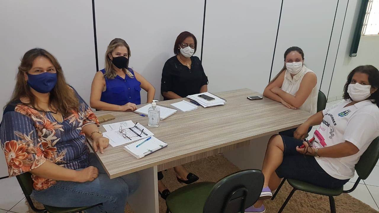 Chefe do NRE, Tania Henrique, esteve em reunião com a Secretária Municipal de Educação de Goioerê, Aline Suellem para firmar parcerias.