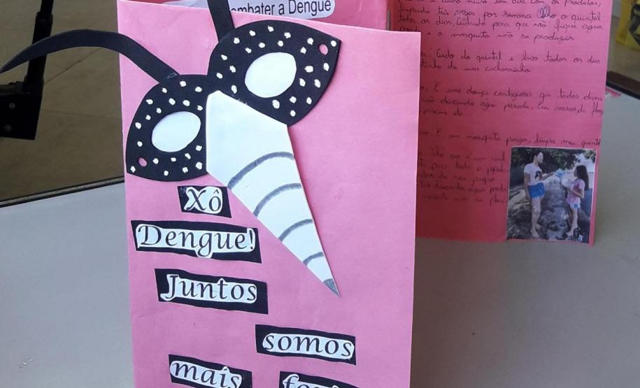 Tutora Liz Kazmirczak Pereira registra atividades desenvolvidas pelo Colégio Estadual Carlos Gomes de Ubiratã