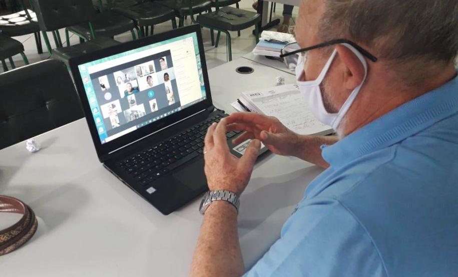Chefe do Núcleo Regional de Educação de Goioerê promove reunião remota com sua equipe