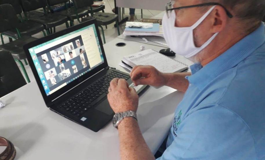 Chefe do Núcleo Regional de Educação de Goioerê promove reunião remota com sua equipe
