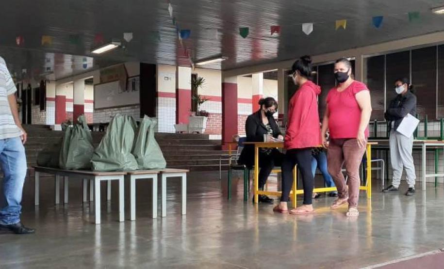 Distribuição dos Kits da Merenda Escolar, Leite das Crianças e Material Impresso. Distribuição dos Kits da Merenda Escolar, Leite das Crianças e Material Impresso.