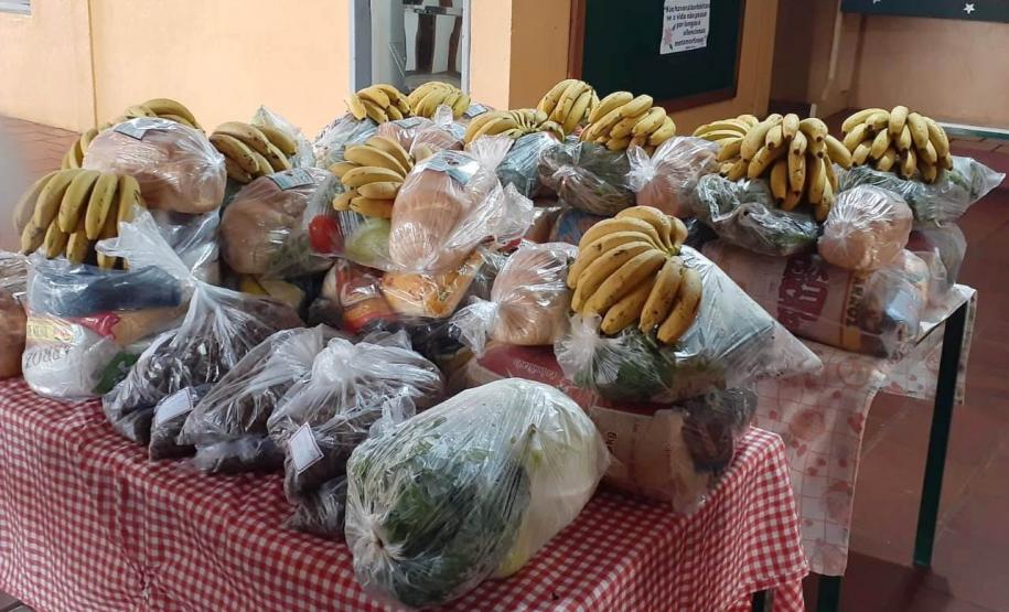 Distribuição dos Kits da Merenda Escolar, Leite das Crianças e Material Impresso. Distribuição dos Kits da Merenda Escolar, Leite das Crianças e Material Impresso.