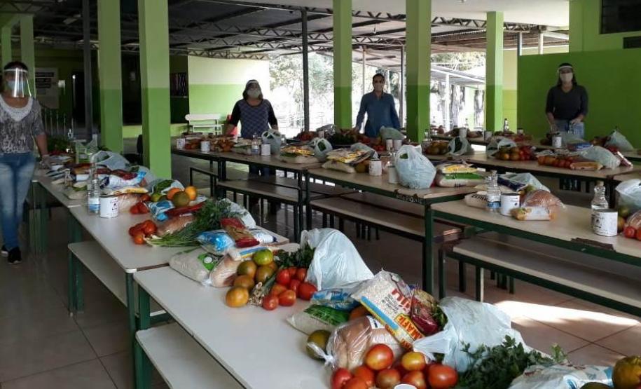 Distribuição dos Kits da Merenda Escolar, Leite das Crianças e Material Impresso. Distribuição dos Kits da Merenda Escolar, Leite das Crianças e Material Impresso.