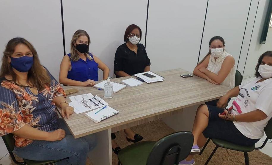 Chefe do NRE, Tania Henrique, esteve em reunião com a Secretária Municipal de Educação de Goioerê, Aline Suellem para firmar parcerias.