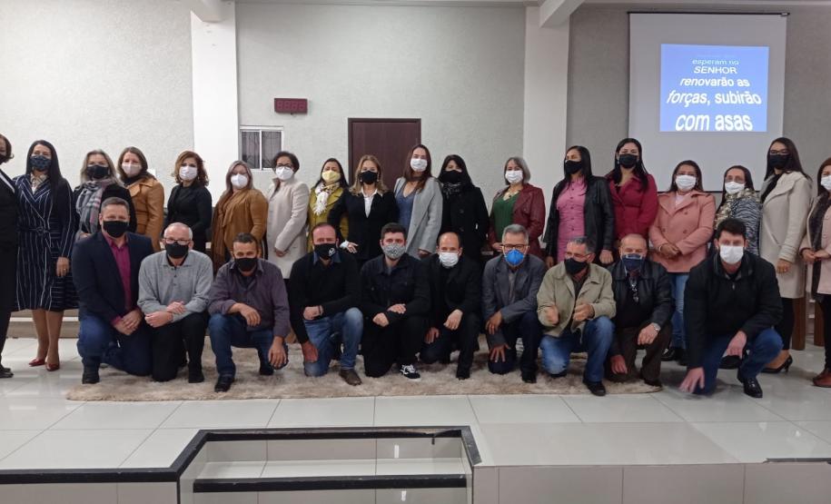 Em solenidade realizada na tarde desta sexta-feira, 30, no plenário da Câmara Municipal de Goioerê foram empossados o 27 diretores e 3 diretores auxiliares  dos nove municípios da área de ação do Núcleo Regional de Educação de Goioerê.